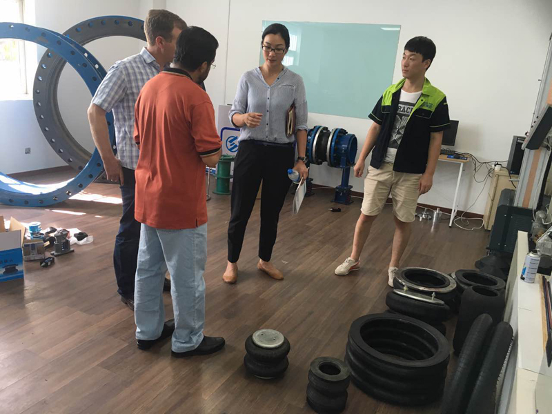 【出口】中東客戶到我廠購買一批波紋補(bǔ)償器